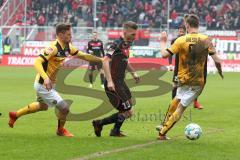 2. Bundesliga - Fußball - FC Ingolstadt 04 - Dynamo Dresden - mitte Robert Leipertz (13, FCI) Lucas Röser (9 Dresden)