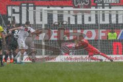 2. BL - Saison 2017/2018 - FC Ingolstadt 04 - FC St. Pauli - Orjan Nyland (#1 Torwart FCI) wehr einen Ball ab von Bouhaddouz Aziz St.Pauli #9 - Foto: Meyer Jürgen