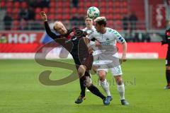 2. Bundesliga - Fußball - FC Ingolstadt 04 - SpVgg Greuther Fürth - Tobias Levels (3, FCI) Maximilian Wittek (3 Fürth)