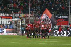2. BL - Saison 2017/2018 - FC Ingolstadt 04 - Eintracht Braunschweig - Die Mannschaft bildet einen Kreis vor dem Spiel - Südkurve - Fans - Foto: Meyer Jürgen