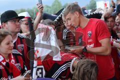 2. Bundesliga - Fußball - FC Ingolstadt 04 - 1. FC Kaiserslautern - Saisonabschiedsfeier nach dem Spiel, Fans Jubel Fahnen Selfie Autogramm Tobias Schröck (21, FCI)