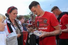 2. Bundesliga - Fußball - FC Ingolstadt 04 - 1. FC Kaiserslautern - Saisonabschiedsfeier nach dem Spiel, Fans Jubel Fahnen Selfie Autogramm Stefan Kutschke (20, FCI)