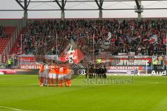 2. BL - Saison 2017/2018 - FC Ingolstadt 04 - SV Darmstadt 98 - Die Mannschaft bildet einen Kreis vor dem Spiel - Fans - Südkurve - Foto: Meyer Jürgen