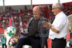 2. Bundesliga - Fußball - FC Ingolstadt 04 - SSV Jahn Regensburg - Vorsitzender des Vorstandes Peter Jackwerth (FCI) Ballspiel mit Wendelin Göbel