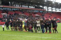 2. Bundesliga - Fußball - FC Ingolstadt 04 - Fortuna Düsseldorf - Sieg Jubel Mannschaft bedankt sich bei den Fans Kurve Tanz Alfredo Morales (6, FCI) spritzt mit Wasser rechts