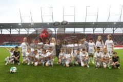 2. Bundesliga - Fußball - FC Ingolstadt 04 - SV Darmstadt 98 - 3:0 - Einlaufkinder Kids mit Maskottchen Schanzi