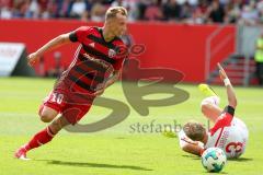 2. BL - Saison 2017/2018 - FC Ingolstadt 04 - SSV Jahn Regensburg - Sonny Kittel (#10 FCI) - Alexander Nandzik (#3 Regensburg) - Foto: Meyer Jürgen