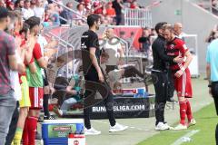 2. Bundesliga - Fußball - FC Ingolstadt 04 - 1. FC Kaiserslautern - Cheftrainer Stefan Leitl (FCI) umarmt Moritz Hartmann (9, FCI)