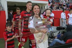 2. Bundesliga - Fußball - FC Ingolstadt 04 - 1. FC Kaiserslautern - Freundin Anna von Moritz Hartmann (9, FCI) läuft mit Tochter ein