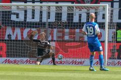 2. BL - Saison 2017/2018 - FC Ingolstadt 04 - Holstein Kiel - Orjan Nyland (#1 Torwart FCI) bekommt den 1:4 Führungstreffer - Foto: Meyer Jürgen