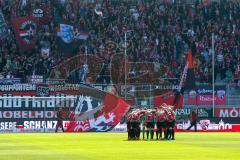 2. BL - Saison 2017/2018 - FC Ingolstadt 04 - Arminia Bielefeld - Die Spieler vor dem Spiel bilden einen Kreis - Fans - Foto: Meyer Jürgen