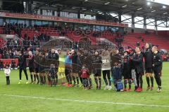 2. Bundesliga - Fußball - FC Ingolstadt 04 - Fortuna Düsseldorf - Sieg Jubel Mannschaft bedankt sich bei den Fans Kurve Tanz Alfredo Morales (6, FCI) spritzt mit Wasser rechts