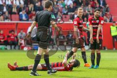 2. BL - Saison 2017/2018 - FC Ingolstadt 04 -1. FC Nürnberg - Christian Träsch (#28 FCI) verletzt am Boden - Almog Cohen (#8 FCI) reklamiert beim Schiedsrichter - Foto: Meyer Jürgen