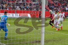 2. BL - Saison 2017/2018 - FC Ingolstadt 04 -1. FC Nürnberg - Dario Lezcano (#11 FCI) mit einer Torchance - Fabian Bredlow (#24 Torwart Nürnberg) - Foto: Meyer Jürgen