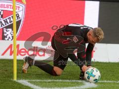 2. BL - Saison 2017/2018 - FC Ingolstadt 04 - Fortuna Düsseldorf - Sonny Kittel (#10 FCI) bindet sich die Schnürsenkel vor dem Eckball - Foto: Meyer Jürgen