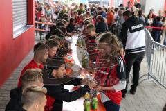 2. Bundesliga - Fußball - FC Ingolstadt 04 - Saisoneröffnung - Testspiel - langes Anstehen zu den Autogrammwünschen nach dem Spiel