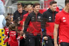 2. Bundesliga - Fußball - FC Ingolstadt 04 - Saisoneröffnung - Audi Schanzer Fußballschule im Stadion - Einlauf Spalier - Lukas Gerlspeck (27, FCI)