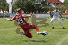 2. Bundesliga - Fußball - Testspiel - FC Ingolstadt 04 - SV Wehen Wiesbaden - Florent Hadergjonaj (33, FCI) flankt, Torwart Markus Kolke (WW)