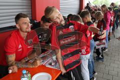 2. Bundesliga - Fußball - FC Ingolstadt 04 - Saisoneröffnung - Testspiel - langes Anstehen zu den Autogrammwünschen nach dem Spiel, Selfie mit Torwart Martin Hansen (35, FCI)