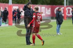 2. Bundesliga - Fußball - Testspiel - FC Ingolstadt 04 - SpVgg Unterhaching - Sportdirektor Angelo Vier (FCI) gratuliert Torschütze Thomas Pledl (30, FCI)