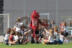 2. Bundesliga - Fußball - FC Ingolstadt 04 - Training - Interimstrainer Cheftrainer Stefan Leitl (FCI) übernimmt, erstes Training - Maskottchen Schanzi stimmt die Kinder ein, Spalier