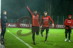 2. BL - Saison 2017/2018 - FC Ingolstadt 04 - Trainingsstart in die Rückrunde - Marvin Matip (#34 FCI) und Moritz Hartmann (#9 FCI) beim Stretching - Foto: Meyer Jürgen