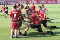 2. Bundesliga - Fußball - FC Ingolstadt 04 - Auftakttraining, neue Saison 2017/2018, Audi Sportpark Trainingsgelände - Kinder Autogramme auf dem Platz, Hauke Wahl (25, FCI)