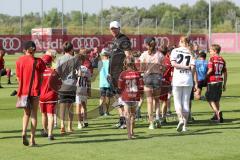 2. Bundesliga - Fußball - FC Ingolstadt 04 - Auftakttraining, neue Saison 2017/2018, Audi Sportpark Trainingsgelände - Cheftrainer Maik Walpurgis (FCI) holt die Kinder Fans auf den Platz zu den Spielern exklusiv damit sie Autogramme holen können