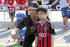 2. Bundesliga - Fußball - FC Ingolstadt 04 - Auftakttraining, neue Saison 2017/2018, Audi Sportpark Trainingsgelände - Kinder Autogramme auf dem Platz, Co-Trainer Michael Henke (FCI)