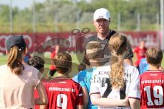 2. Bundesliga - Fußball - FC Ingolstadt 04 - Auftakttraining, neue Saison 2017/2018, Audi Sportpark Trainingsgelände - Cheftrainer Maik Walpurgis (FCI) holt die Kinder Fans auf den Platz zu den Spielern exklusiv damit sie Autogramme holen können