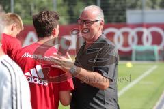 2. Bundesliga - Fußball - FC Ingolstadt 04 - Auftakttraining, neue Saison 2017/2018, Audi Sportpark Trainingsgelände - Vorsitzender des Vorstandes Peter Jackwerth (FCI) begrüßt die Spieler Lukas Gerlspeck (27, FCI)