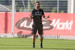 2. BL - Saison 2017/2018 - FC Ingolstadt 04 - Training - Stefan Leitl (Trainer FCI) gibt Anweisungen - Foto: Meyer Jürgen