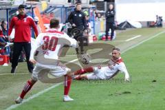 2. Bundesliga - SC Paderborn - FC Ingolstadt 04 - Sonny Kittel (10, FCI) rettet den Ball vor dem Aus, Thomas Pledl (30, FCI)