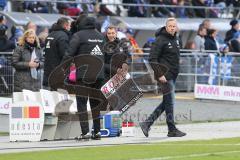 2. Bundesliga - SV Darmstadt 98 - FC Ingolstadt 04 - Auswechslung, Cheftrainer Jens Keller (FCI) schaut auf die Anzeigetafel