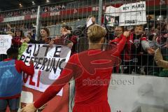 2. Bundesliga - Fußball - 1. FC Köln - FC Ingolstadt 04 - Spiel ist aus, knappe Niederlage, FCI bedankt sich bei den Fans, Torwart Marco Knaller (16, FCI) verschenkt sein Trikot
