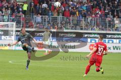 2. Bundesliga - Fußball - 1. FC Heidenheim - FC Ingolstadt 04 - Björn Paulsen (4, FCI) flankt nach vorne, Nikola Dovedan (HDH 10)