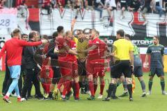 2. Bundesliga - Fußball - 1. FC Heidenheim - FC Ingolstadt 04 - Robert Glatzel (HDH 9) bekommt die rote Karte wegen Unsportlichkeit, Schubste Cenk Sahin (17, FCI) zu Boden, Streit auf dem Platz