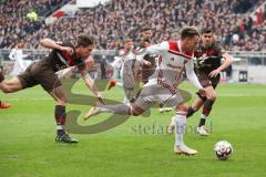 2. Bundesliga - FC St. Pauli - FC Ingolstadt 04 - Thomas Pledl (30, FCI) Daniel Buballa (15 Pauli) links Justin Hoogma (22 Pauli) rechts