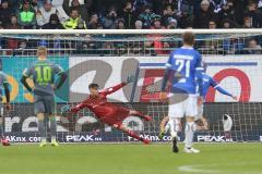 2. Bundesliga - SV Darmstadt 98 - FC Ingolstadt 04 - Kempe, Tobias (Darmstadt 11) trifft gegen Torwart Fabijan Buntic (24, FCI) knapp zum Ausgleich 1:1 Tor