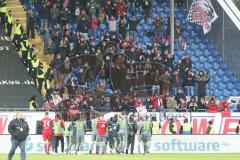 2. Bundesliga - SV Darmstadt 98 - FC Ingolstadt 04 - FCI Spieler bedanken sich bei den mitgereisten Fans, Schanzer Fahnen Jubel Kurve