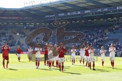 2. Bundesliga - Arminia Bielefeld - FC Ingolstadt 04 - Sieg Jubel 1:3, die Schanzer gratulieren sich auf dem Spielfeld, bedanken sich bei den mitgereisten Fans, mitte Björn Paulsen (4, FCI)