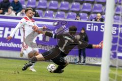 2. Bundesliga - FC Erzgebirge Aue - FC Ingolstadt 04 - Thomas Pledl (30, FCI) scheitert an Torwart Männel Martin (Aue 1)