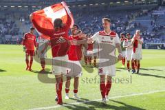 2. Bundesliga - Arminia Bielefeld - FC Ingolstadt 04 - Sieg Jubel 1:3, die Schanzer gratulieren sich auf dem Spielfeld, bedanken sich bei den mitgereisten Fans, mitte Björn Paulsen (4, FCI) bekommt von den Fans eine Fahne, Darío Lezcano (11, FCI) Phil Neu