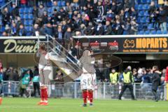 2. Bundesliga - SC Paderborn - FC Ingolstadt 04 - 3:1 Niederlage für Ingolstadt, enttäuscht hängende Köpfe, Stefan Kutschke (20, FCI) und Darío Lezcano (11, FCI) zieht sich Shirt ins Gesicht
