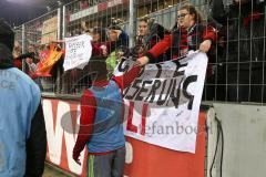 2. Bundesliga - Fußball - 1. FC Köln - FC Ingolstadt 04 - Spiel ist aus, knappe Niederlage, FCI bedankt sich bei den Fans, Frederic Ananou (2, FCI) verschenkt sein Trikot