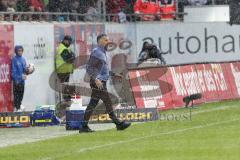 2. Bundesliga - Fußball - 1. FC Heidenheim - FC Ingolstadt 04 - Cheftrainer Tomas Oral (FCI) völlig durchnässt, Regen total