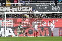 2. Bundesliga - SC Paderborn - FC Ingolstadt 04 - Tor gegen Ingolstadt 2:1, Torwart Philipp Tschauner (41, FCI) Phil Neumann (26, FCI) Marcel Gaus (19, FCI) enttäuscht, hängende Köpfe