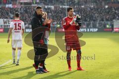 2. Bundesliga - FC St. Pauli - FC Ingolstadt 04 - Torwart Fabijan Buntic (24, FCI) Torwart Philipp Tschauner (41, FCI) bedanken sich bei den mitgereisten Fans