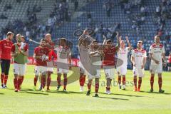 2. Bundesliga - Arminia Bielefeld - FC Ingolstadt 04 - Sieg Jubel 1:3, die Schanzer gratulieren sich auf dem Spielfeld, bedanken sich bei den mitgereisten Fans, mitte Almog Cohen (8, FCI) Darío Lezcano (11, FCI) Paulo Otavio (6, FCI)