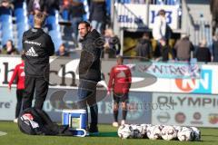 2. BL - Saison 2018/2019 - Holstein Kiel - FC Ingolstadt 04 - Alexander Nouri (Cheftrainer FCI) schaut beim warm machen zu - Foto: Meyer Jürgen